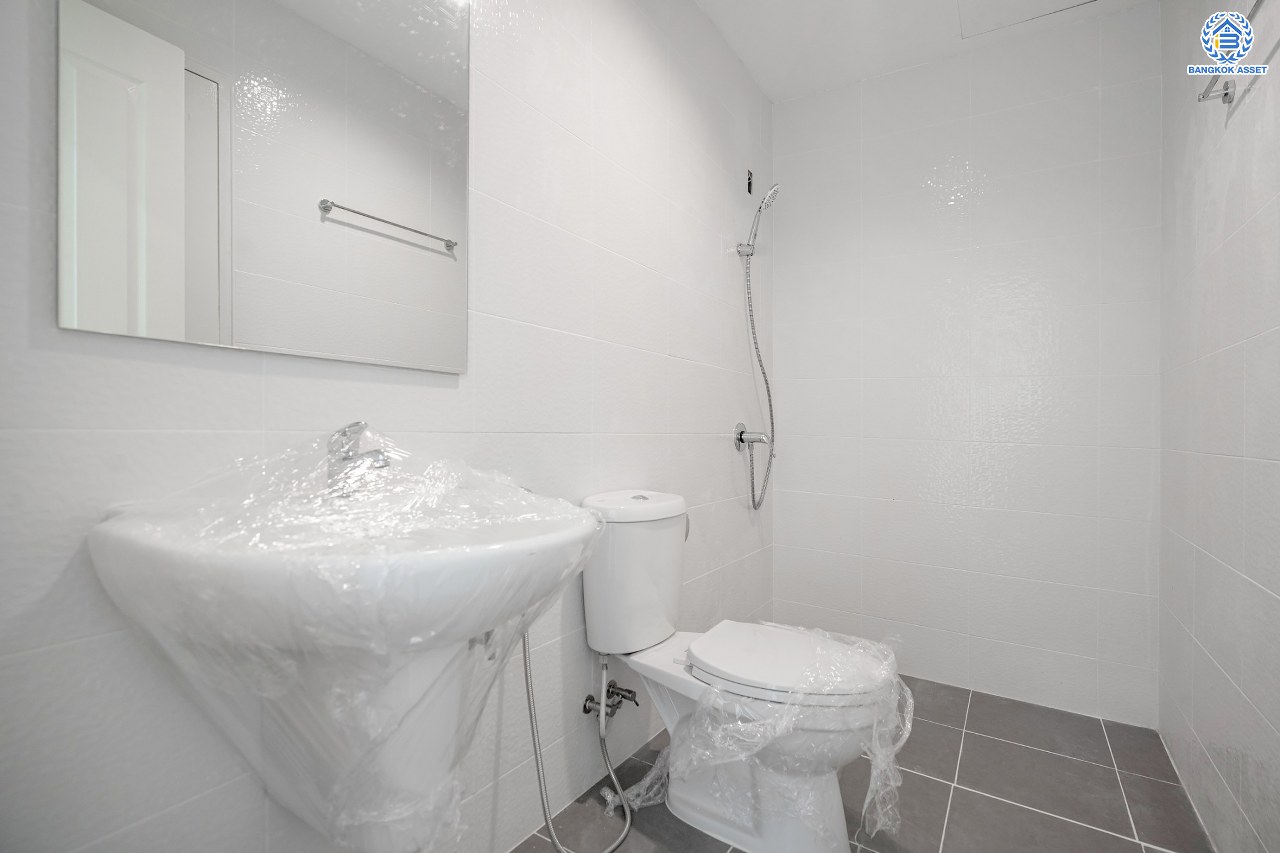 บ้านมือสองตกแต่งใหม่ โครงการ บ้านกลางเมืองสวิสทาวน์ เกษตร-นวมินทร์ แบรนด์ AP เนื้อที่ 20 ตร.ว. ฟังก์ชัน 3 ห้องนอน 3 ห้องน้ำ จอดรถได้ 2 คัน สภาพแวดล้อมเยี่ยม เชื่อมต่อ ถ.พหลโยธิน, ถ.เกษตร-นวมินทร์ ใกล้ ม.เกษตร, รถไฟฟ้าสายสีเขียว "สถานีมหาวิทยาลัยเกษตรศาสตร์" และทางด่วน "รามอินทรา-อาจณรงค์"